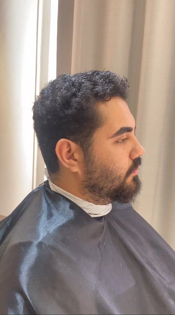 Cliente antes do corte no Studio Kairós — cabelo crescido e sem definição