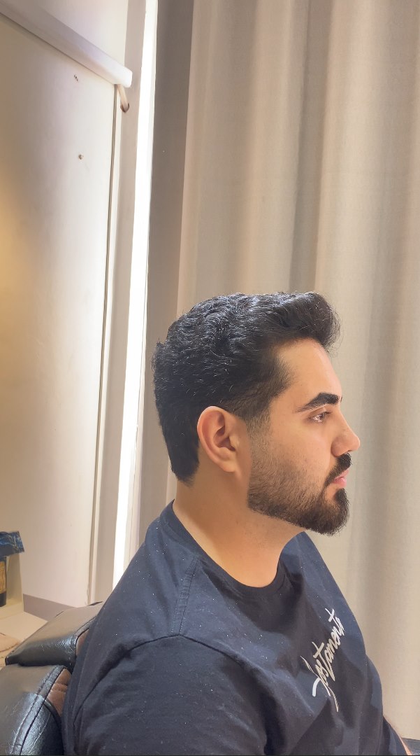 Mesmo cliente depois — degradê definido e barba alinhada no Studio Kairós