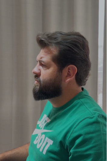 Mesmo cliente depois do corte masculino no Studio Kairós — alinhado e pronto
